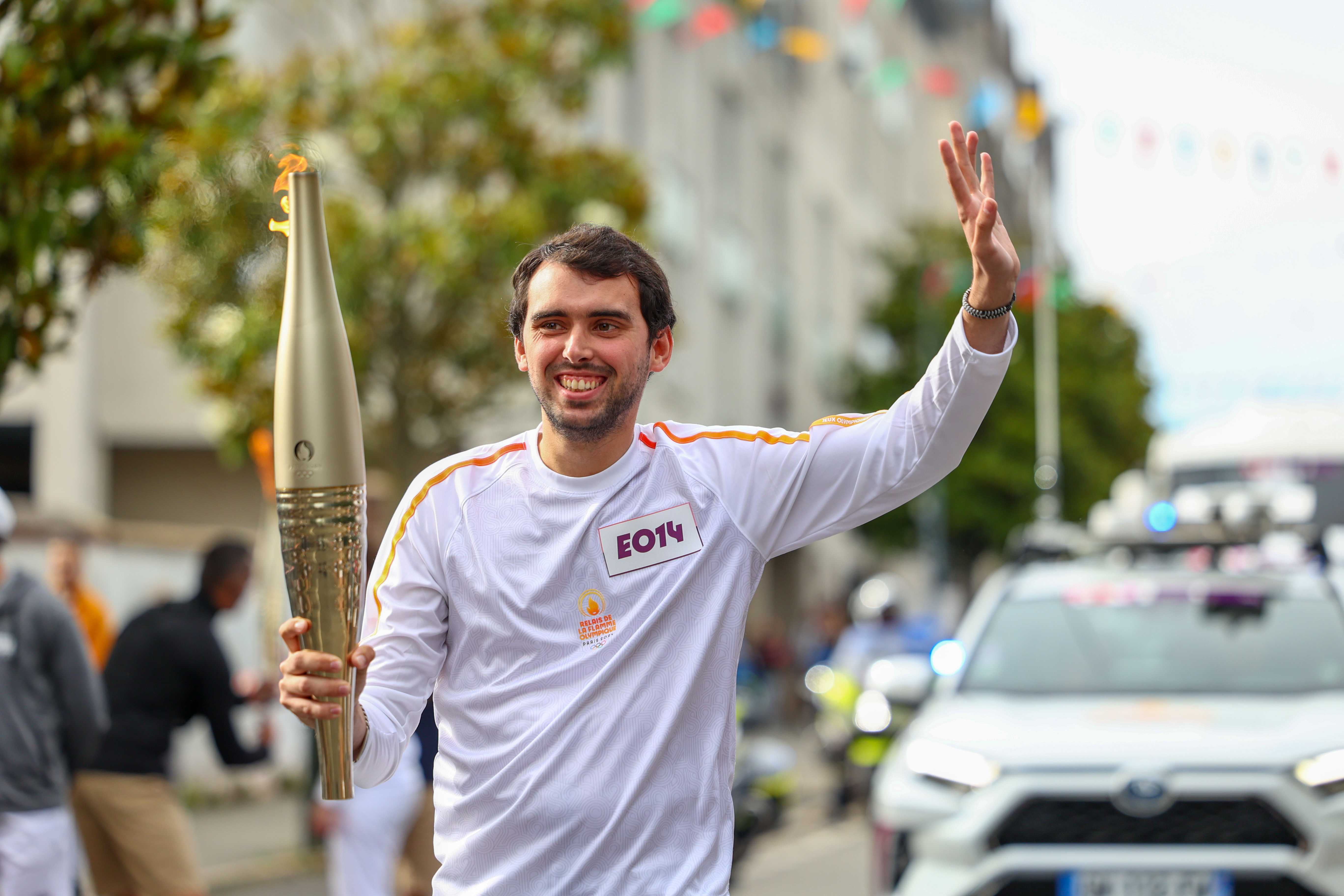 Notre président Arnaud porte la flamme Olympique