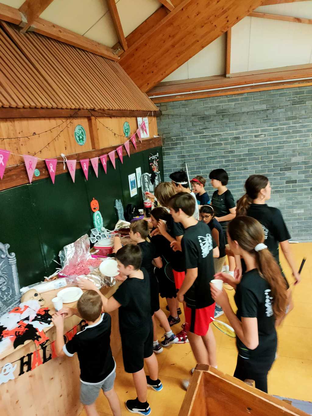 les jeunes prennent le goûter